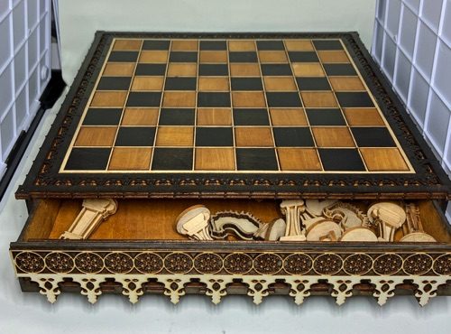 Échiquier en bois gravé