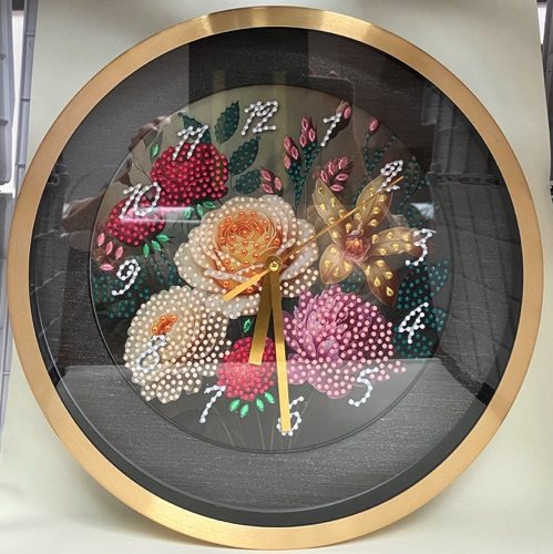 Horloge en bois décorée