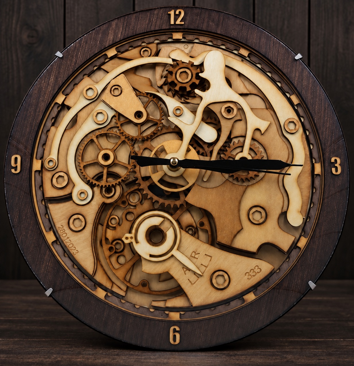 Référence HO 1 — horloge mécanique en bois multicouche sur fond studio sombre