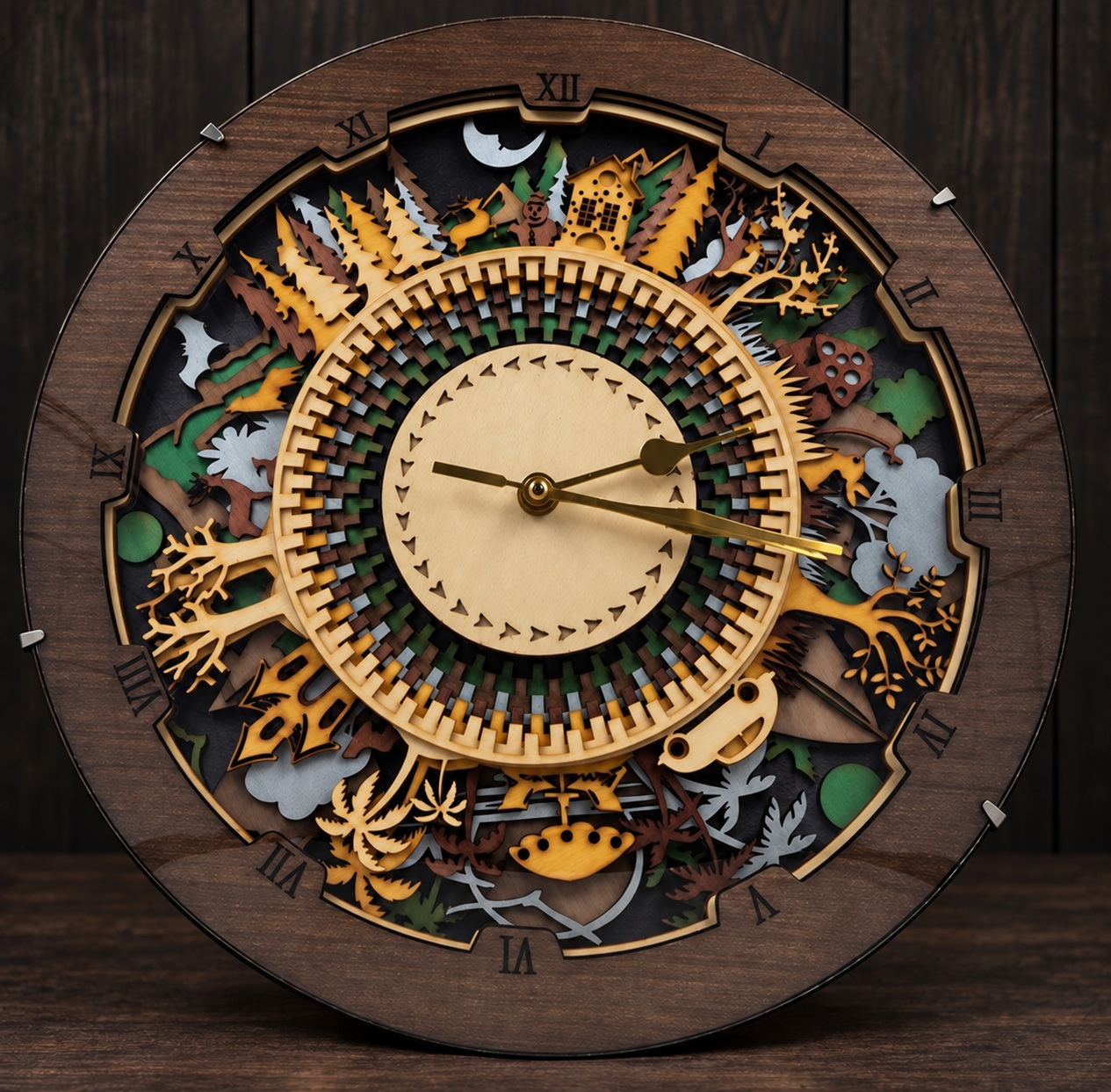 Référence HO 2 — horloge en bois représentant une forêt fantastique sur fond studio sombre