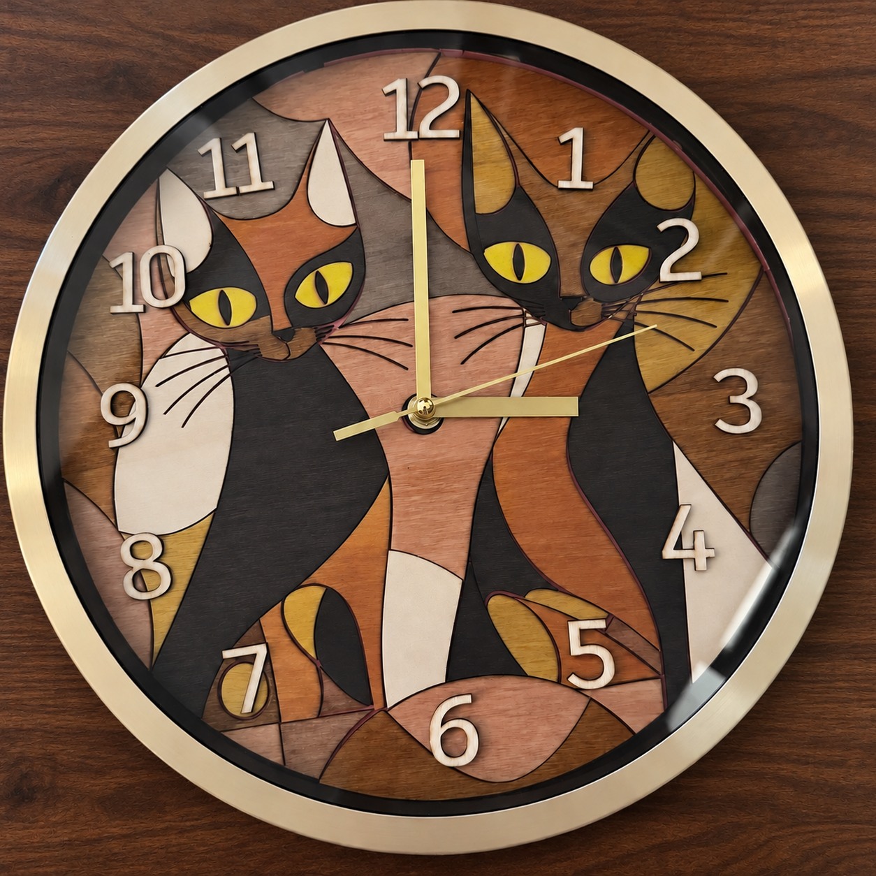 Référence HO 15 — horloge ronde avec quatre chats stylisés en marqueterie de bois, façade en verre et cadre clair