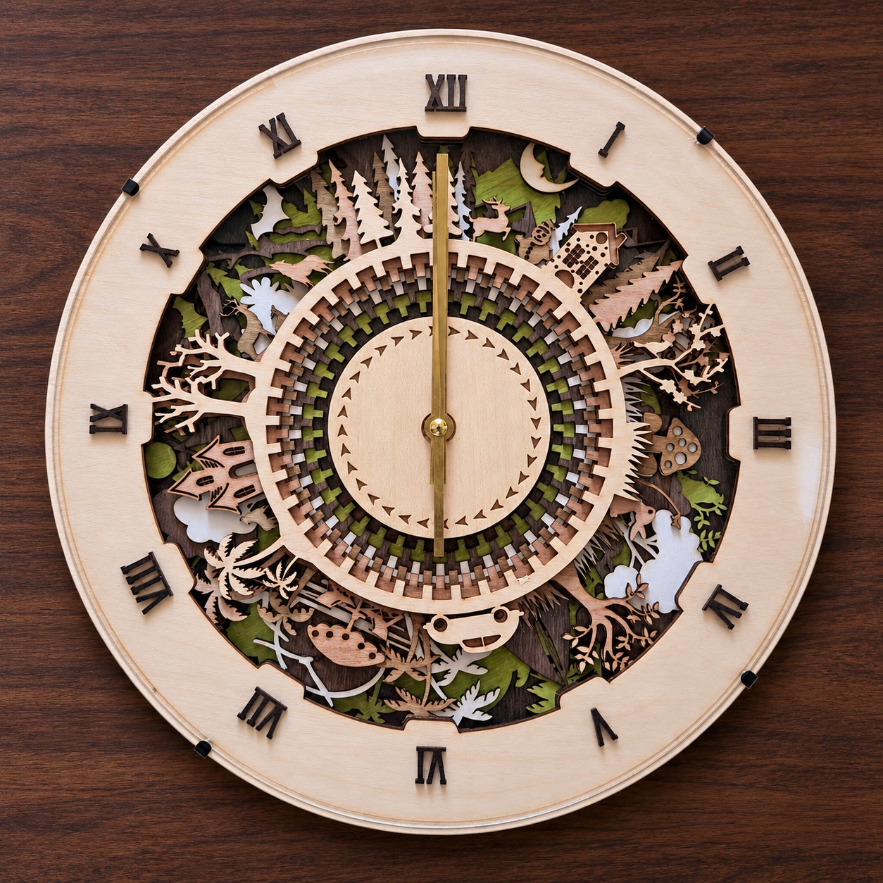 Référence HO 17 — horloge forestière ronde en bois multicouche avec façade en verre bombé et cadre en bois clair, diamètre 37 cm