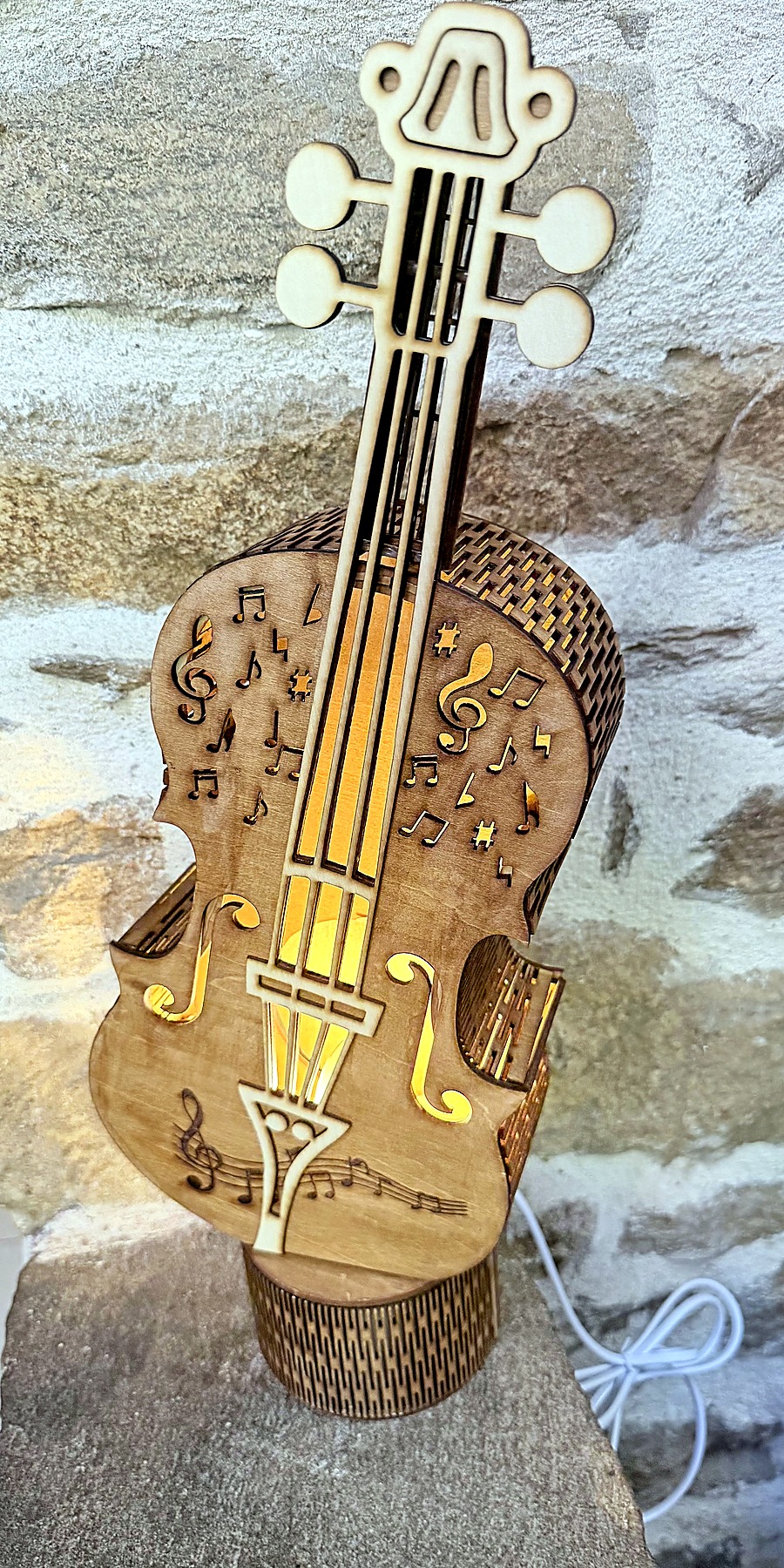 Référence LA 1a — lampe violon en bois dans une pièce claire