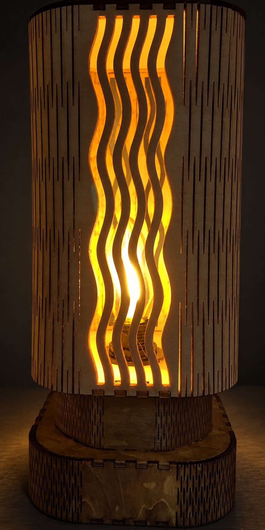 Référence LA 2b — lampe en bois aux lignes ondulées allumée dans une pièce sombre
