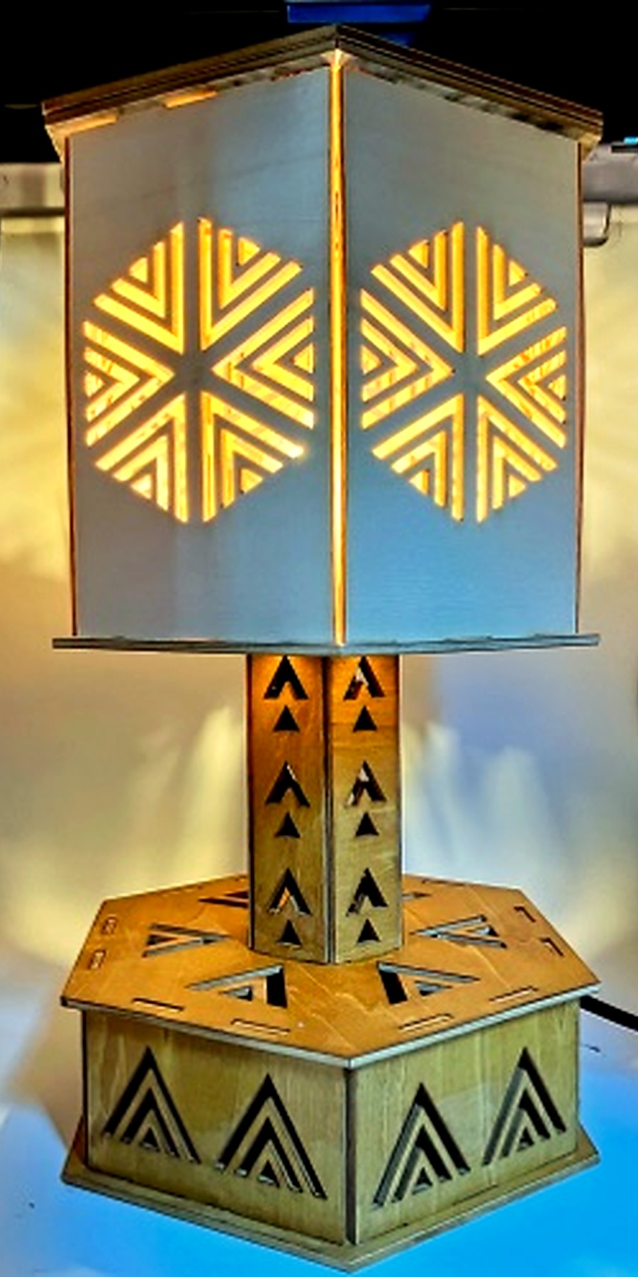 Référence LA 3a — lampe en bois aux motifs géométriques dans une pièce claire