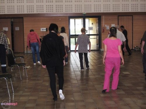 Groupe pratiquant le Qi Gong en extérieur