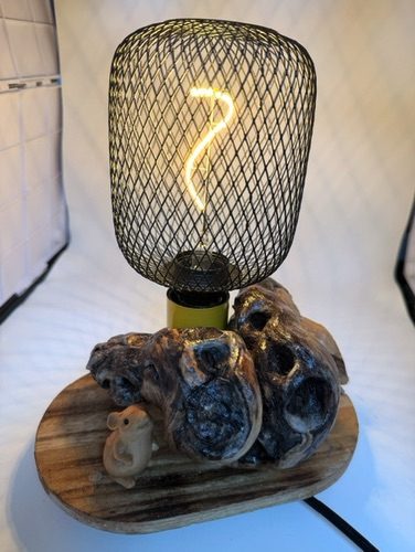 Détail d'une lampe en bois recyclé